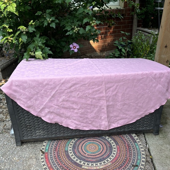 60” Vintage Round Pink Damask Tablecloth w/a Subtle Rose Pattern. - Picture 9 of 9